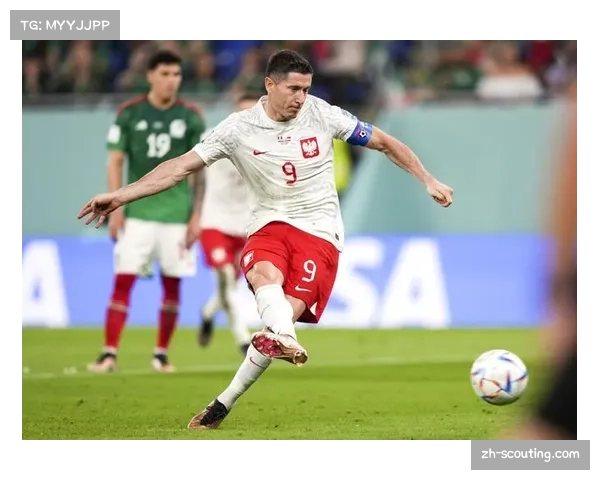 莱万多夫斯基高效11球 老当益壮撑起巴萨禁区对抗强度